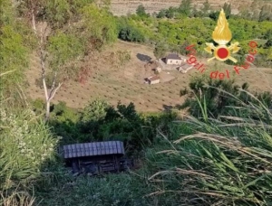 Trattore si ribalta a Soveria Simeri, agricoltore ferito