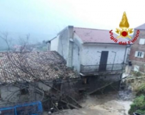 Maltempo: smottamento e 50 evacuati