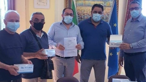 Cotronei dona mascherine al Comune