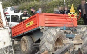 Si ribalta trattore a Lamezia, morto il conducente