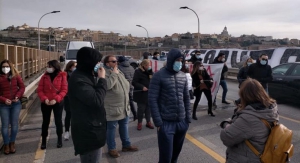 Protesta lavoratori S.Anna su tetto clinica e Ponte Morandi