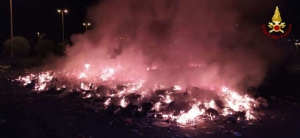 Incendiata spazzatura nella zona industriale a Vibo Valentia