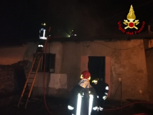 Incendio in un'abitazione a Celico, salvate due persone