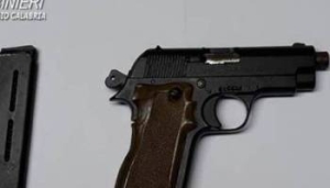Pistola con matricola abrasa e ghiri nel freezer di casa, arrestato