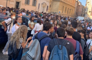 La denuncia di Granato: ''Ingresso scaglionato ha portato solo assembramenti''