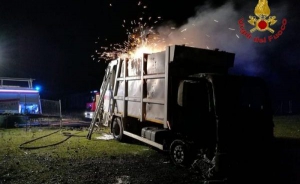 Autocompattatore per rifiuti in fiamme a Vibo Marina