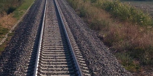 Migrante investito da un treno nel reggino, non &egrave; grave