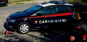 Minaccia sindaco e lancia sassi contro Municipio, un arresto