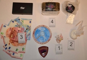 Catanzaro, butta dalla finestra 5 panetti di hashish