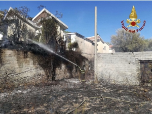 Fiamme a Spilinga minacciano le cappelle del cimitero di Panaia