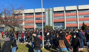 Presunte molestie a scuola: gli studenti riprendono le lezioni