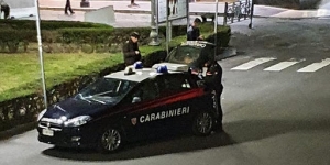 Uomo armato scatena il panico sul lungomare di Crotone