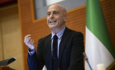 Il ministro dell'Interno Marco Minniti premia i ragazzi delle medie su progetto Legalit&agrave;