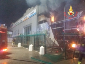 In fiamme attivit&agrave; commerciale nel catanzarese, indagini in corso