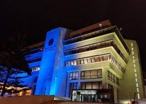 La sede del Consiglio regionale della Calabria a Reggio si illumina di giallo e blu in sostegno all'Ucraina