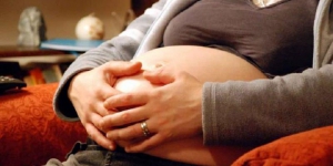 Picchia la compagna incinta, la investe con l&rsquo;auto e poi fugge all&rsquo;estero