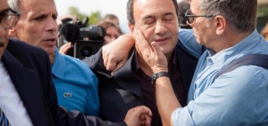 Mimmo Lucano lascia Riace: Amaroni e Napoli disposti ad ospitarlo