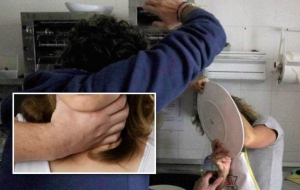 Tenta di gettarla dal balcone, arrestato compagno geloso