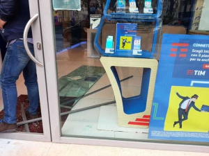 Svaligiato negozio telefonini a Catanzaro