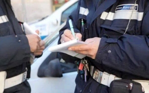 Multata auto parcheggiata su scalinata, era un mezzo comunale