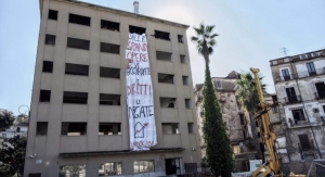Occupato l'ex hotel Jolly a Cosenza