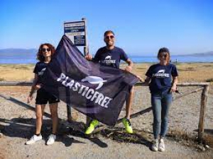I volontari Plastic Free ripuliscono la spiaggia di Punta Pellaro