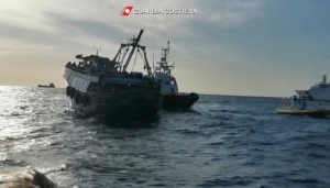 Soccorso della Guardia Costiera ad un peschereccio con 339 migranti a bordo