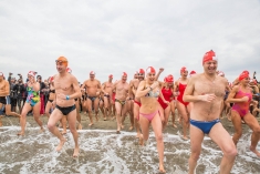 Tuffo di Capodanno: i crotonesi festeggiano in acqua!