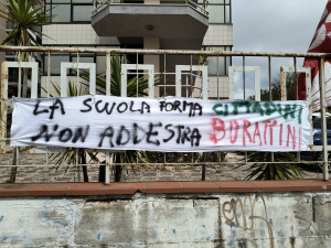 Sciopero degli istituti tecnici, presidio della Flc Cgil davanti all'Ufficio scolastico regionale