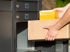 Banda dei "Babbi Natale" svaligia pacchi postali, arresti