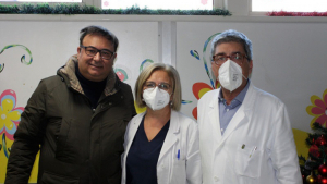 Babbo Natale arriva in Pediatria e porta doni ai piccoli pazienti del Gom