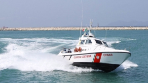 Gommone con motore in avaria nel reggino