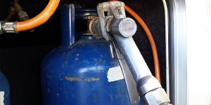 Sorvegliato speciale tenta suicidio con una bombola del gas a Cittanova