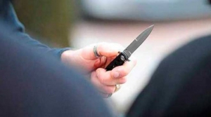 Minacciati con un coltello sul bus, un arresto