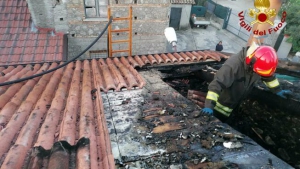 Incendiato tetto a Vibo Valentia, intervento immediato