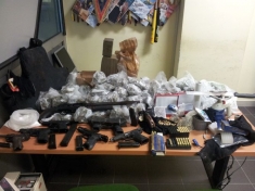 Canolo, carabinieri scoprono deposito di droga e munizioni