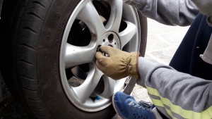 Cambiavano le gomme rubandole alle altre auto, denunciati