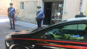 Va in escandescenza e aggredisce sanitari e carabinieri