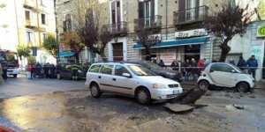 Si rompe condotta, strada allagata nel cosentino