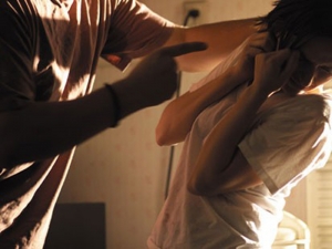 Violenza sulla moglie sotto gli occhi del figlio, in arresto un 41enne