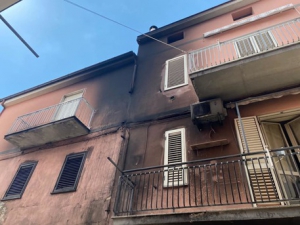 In fiamme due auto a Cassano, danni anche ad abitazioni