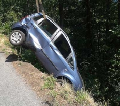 Auto in bilico su un burrone, uomo in ospedale