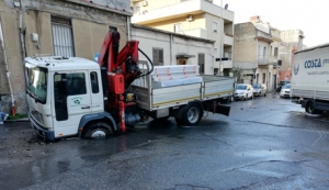 Voragine in strada per perdita d'acqua a Reggio Calabria