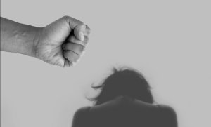 Uomo aggredisce l&rsquo;ex compagna davanti al figlio minore a Sellia Marina