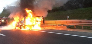 Tir prende fuoco sull&rsquo;autostrada nel cosentino, conducente salvo
