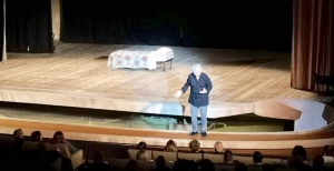 Beppe Grillo riempie il Metropol. Stagione teatrale azzeccata
