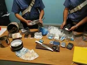 Diamante: a casa e in auto coca, hashish, marijuana e soldi