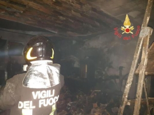 Fiamme in sala condominio, immediati i soccorsi a Catanzaro
