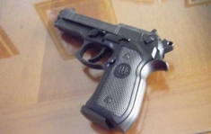 Pistola in casa, un arresto