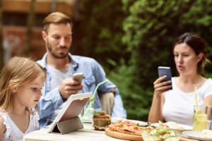Cosenza: influenza dei social e internet nei rapporti familiari